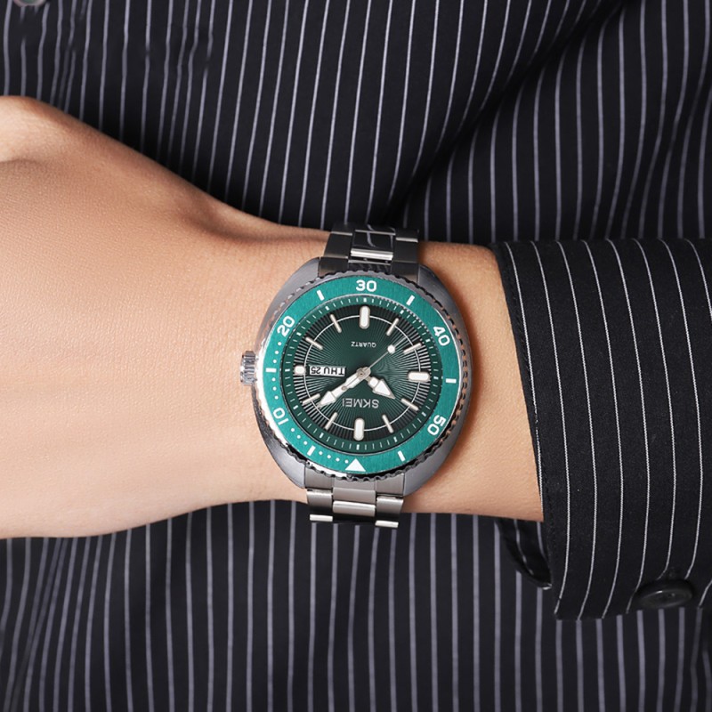 Мужские классические часы Skmei 2256GN Green с серебристым браслетом и минеральным стеклом