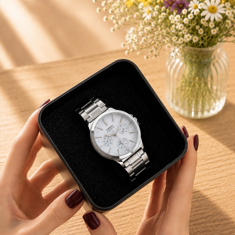 Жіночий годинник Casio LTP-V300D-2A — класична модель зі сріблястим браслетом та синім циферблатом