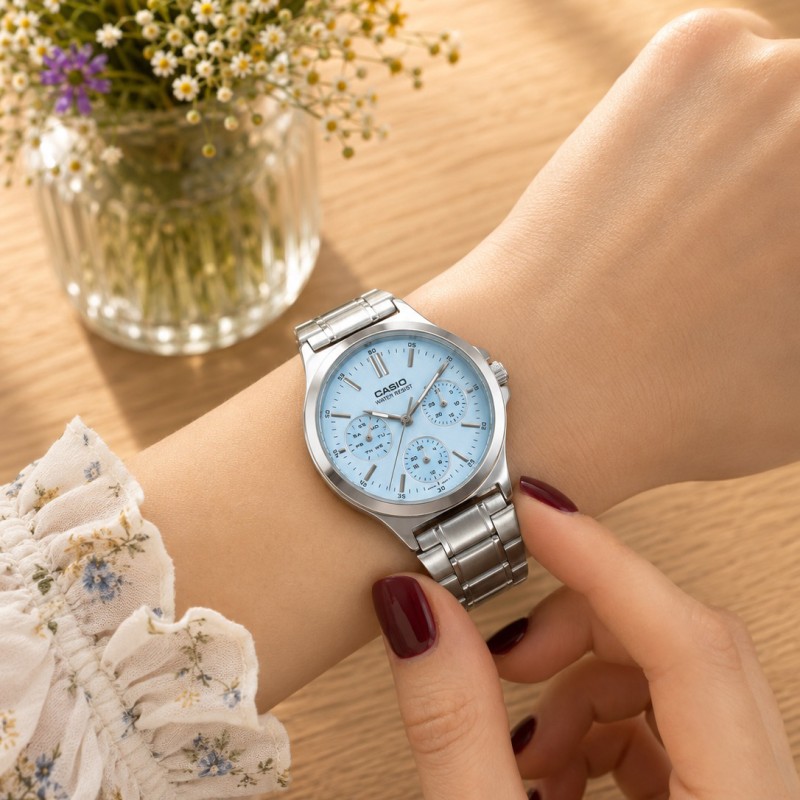 Жіночий годинник Casio LTP-V300D-2A — класична модель зі сріблястим браслетом та синім циферблатом