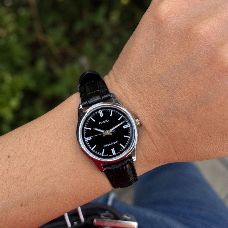 Женские часы Casio LTP-V005L-1A в классическом стиле с черным кожаным ремешком и минеральным стеклом