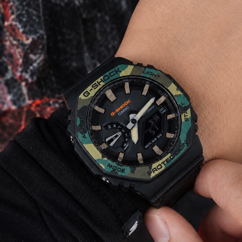 Мужские часы Casio G-SHOCK GA-2100SU-1A с камуфляжным безелем и водозащитой 20 ATM
