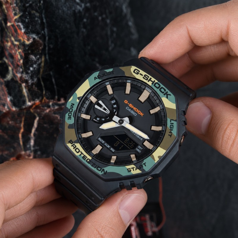 Мужские часы Casio G-SHOCK GA-2100SU-1A с камуфляжным безелем и водозащитой 20 ATM
