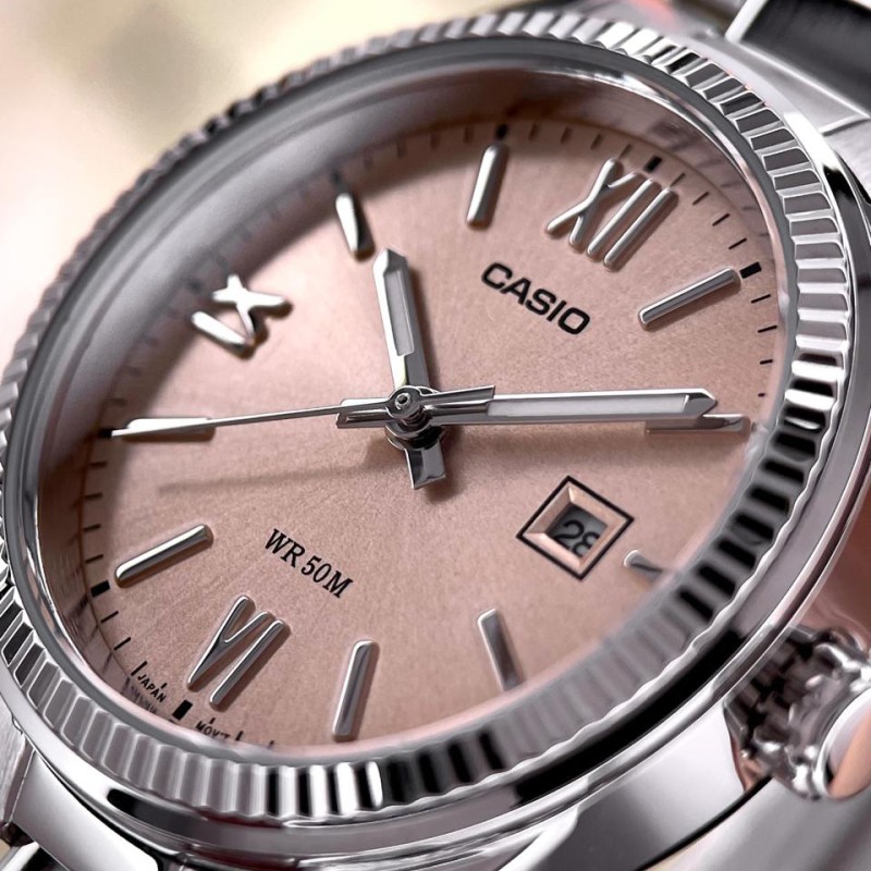 Жіночий годинник Casio LTP-1302DD-4A2 — класична модель зі сріблястим браслетом та бежевим циферблатом