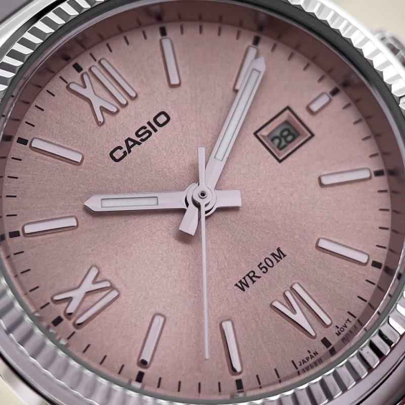 Жіночий годинник Casio LTP-1302DD-4A2 — класична модель зі сріблястим браслетом та бежевим циферблатом