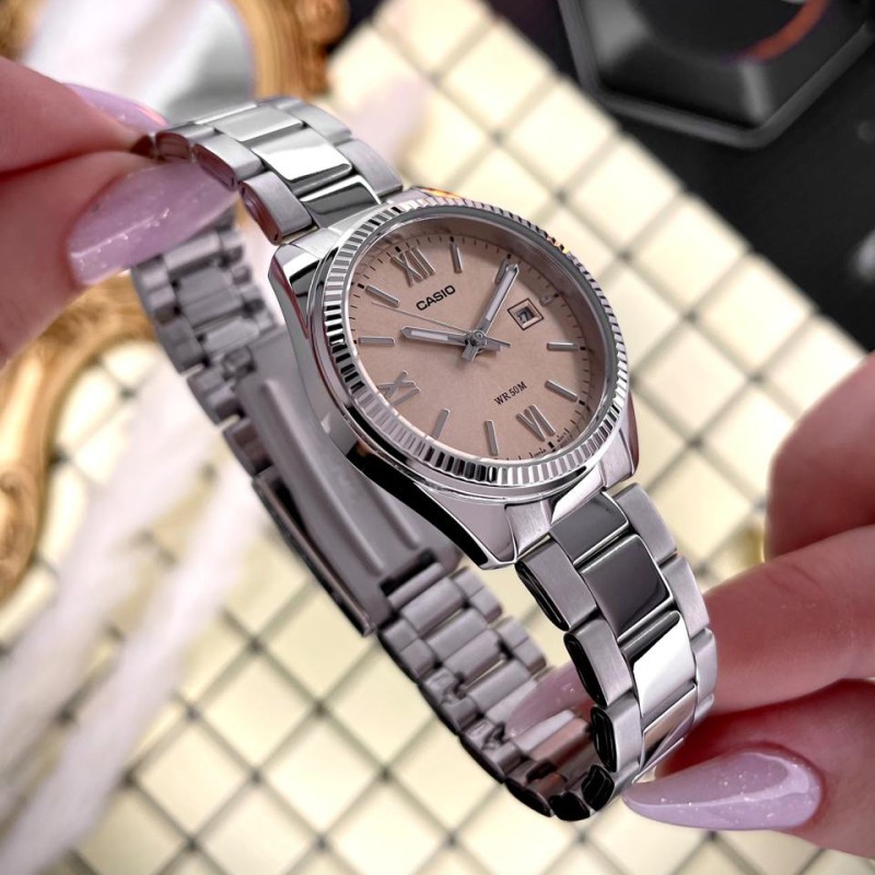 Жіночий годинник Casio LTP-1302DD-4A2 — класична модель зі сріблястим браслетом та бежевим циферблатом