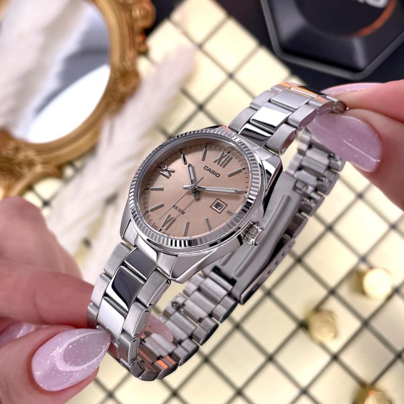 Жіночий годинник Casio LTP-1302DD-4A2 — класична модель зі сріблястим браслетом та бежевим циферблатом