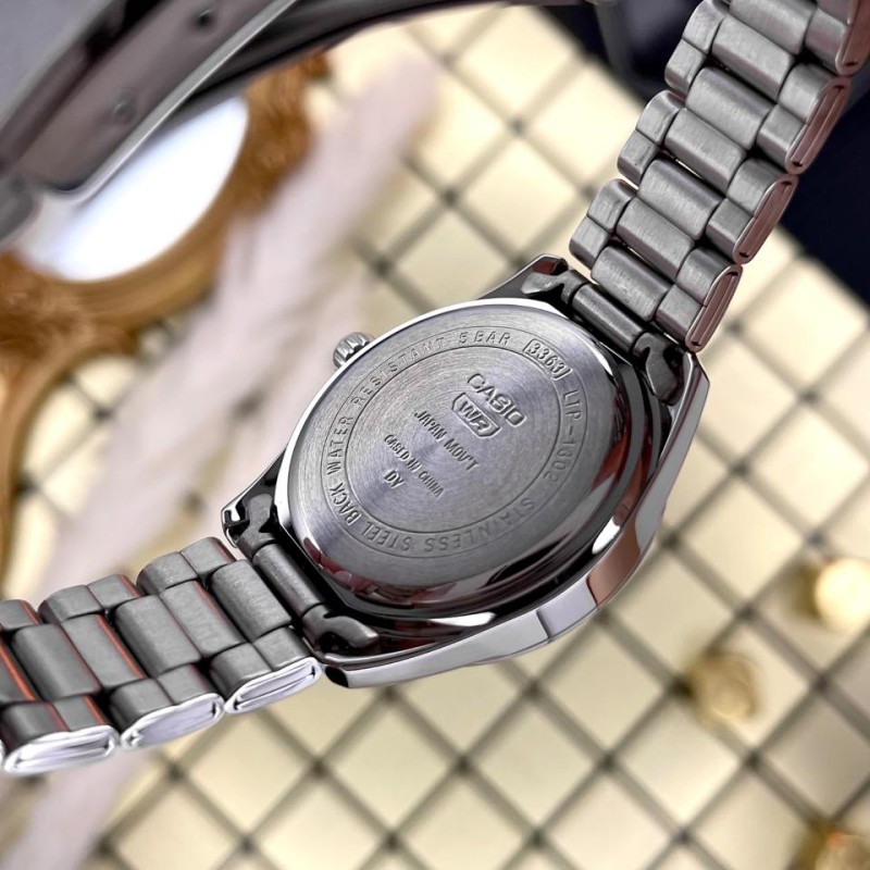 Жіночий годинник Casio LTP-1302DD-4A2 — класична модель зі сріблястим браслетом та бежевим циферблатом