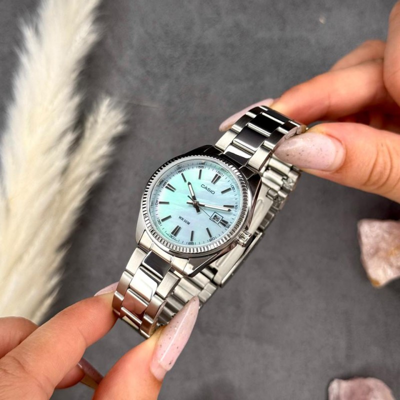 Жіночий годинник Casio LTP-1302DS-2A — класична модель зі сріблястим браслетом та перламутровим циферблатом