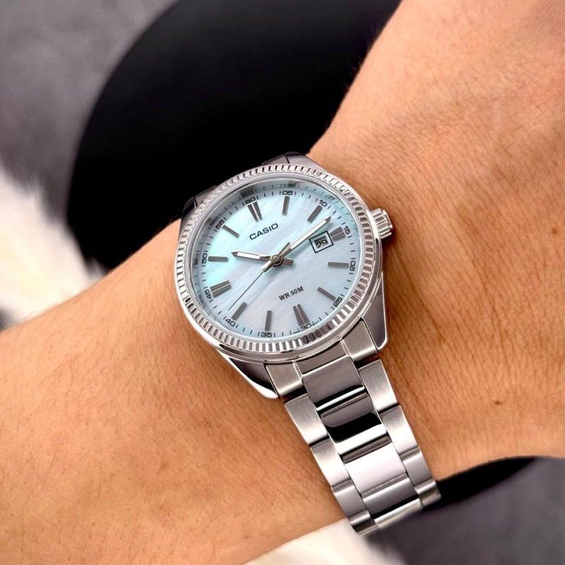 Жіночий годинник Casio LTP-1302DS-2A — класична модель зі сріблястим браслетом та перламутровим циферблатом