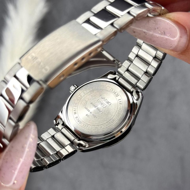 Жіночий годинник Casio LTP-1302DS-2A — класична модель зі сріблястим браслетом та перламутровим циферблатом