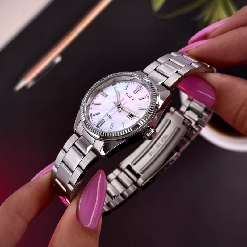 Жіночий годинник Casio LTP-1302DS-4A — класична модель зі сріблястим браслетом та перламутровим циферблатом
