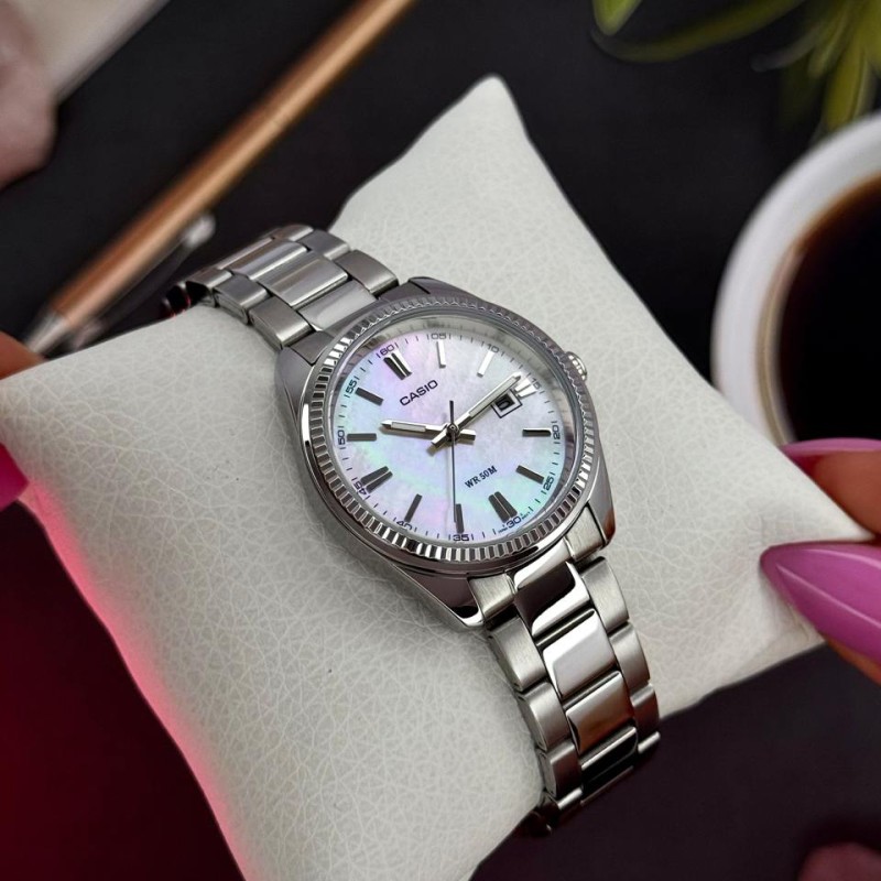 Жіночий годинник Casio LTP-1302DS-4A — класична модель зі сріблястим браслетом та перламутровим циферблатом