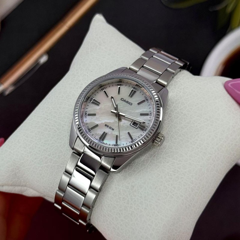 Жіночий годинник Casio LTP-1302DS-4A — класична модель зі сріблястим браслетом та перламутровим циферблатом