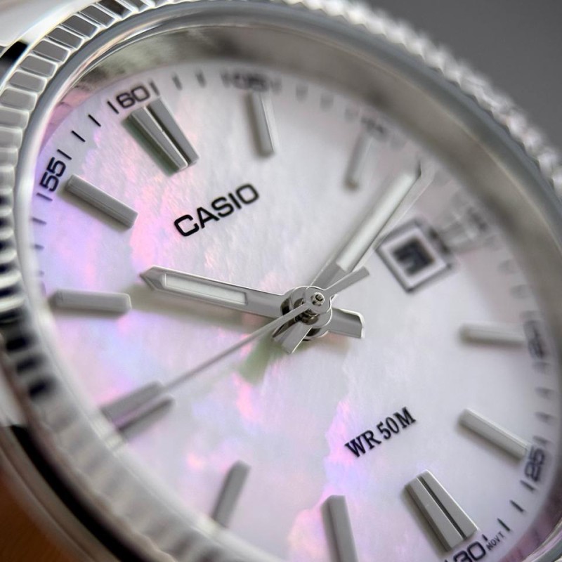 Жіночий годинник Casio LTP-1302DS-4A — класична модель зі сріблястим браслетом та перламутровим циферблатом