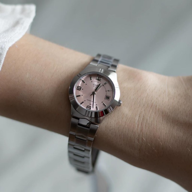 Жіночий годинник Casio LTP-1241D-4A у класичному стилі з рожевим циферблатом та мінеральним склом