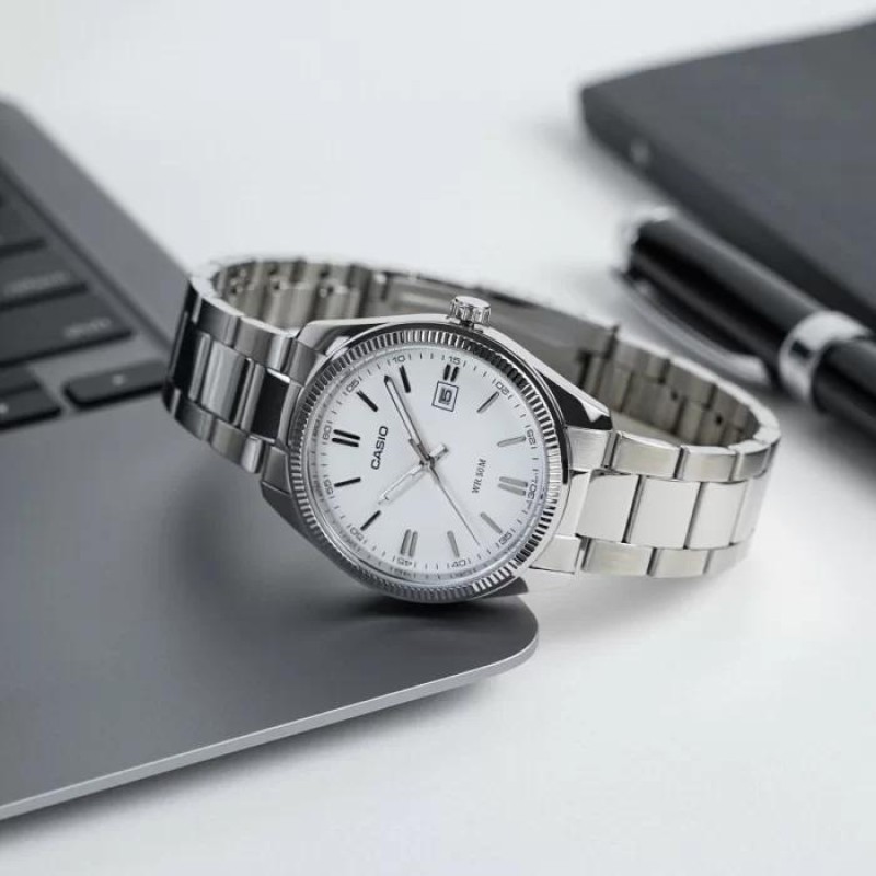 Жіночий годинник Casio LTP-1302D-7A1 класичний сріблястий на браслеті з мінеральним склом