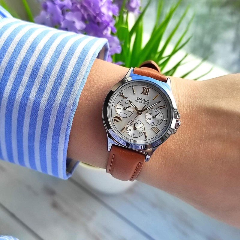 Жіночий годинник Casio LTP-V300L-7A2 Classic з багатофункціональним циферблатом та шкіряним ремінцем
