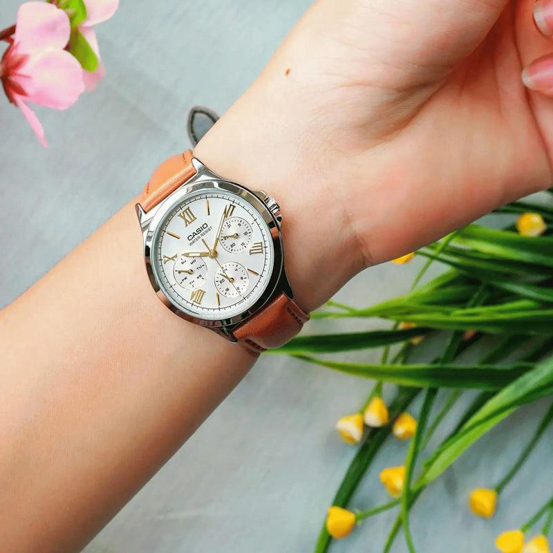 Жіночий годинник Casio LTP-V300L-7A2 Classic з багатофункціональним циферблатом та шкіряним ремінцем
