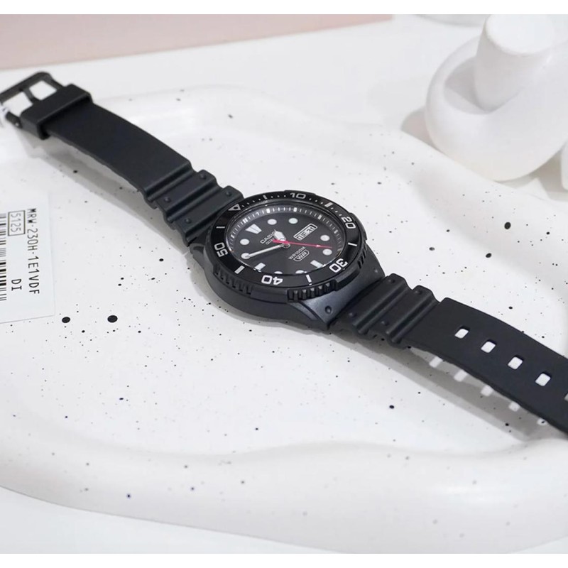 Чоловічий годинник Casio MRW-230H-1E1 — Спортивна модель 10 ATM з люмінесцентним покриттям