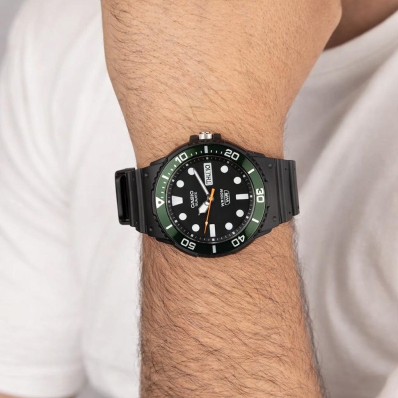 Чоловічий годинник Casio MRW-230H-1E3 — Спортивна модель 10 ATM з люмінесцентним покриттям