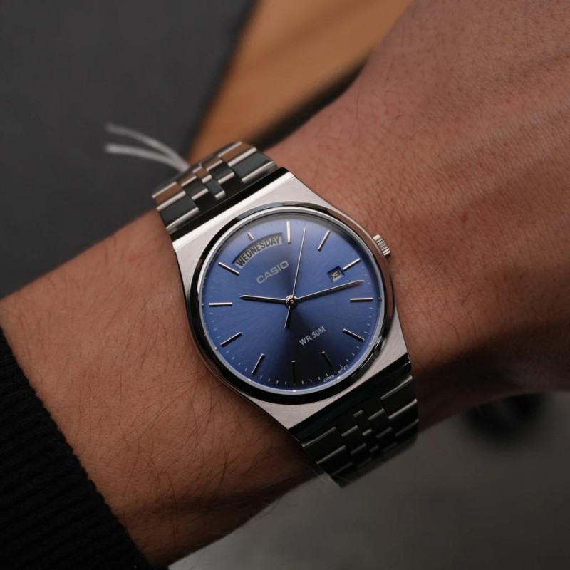 Чоловічий годинник Casio MTP-B146D-2A — класична модель з нержавіючої сталі та синім циферблатом