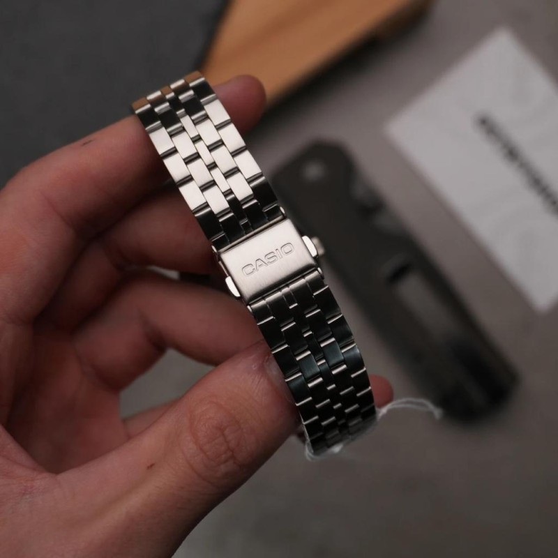 Чоловічий годинник Casio MTP-B146D-2A — класична модель з нержавіючої сталі та синім циферблатом