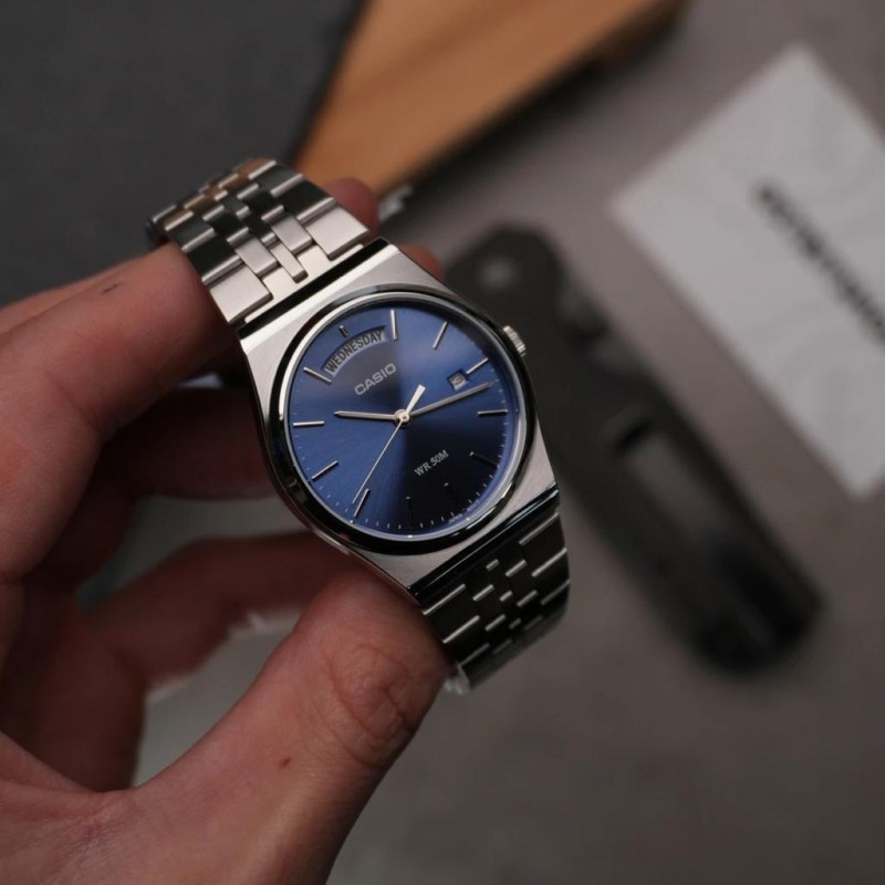 Чоловічий годинник Casio MTP-B146D-2A — класична модель з нержавіючої сталі та синім циферблатом