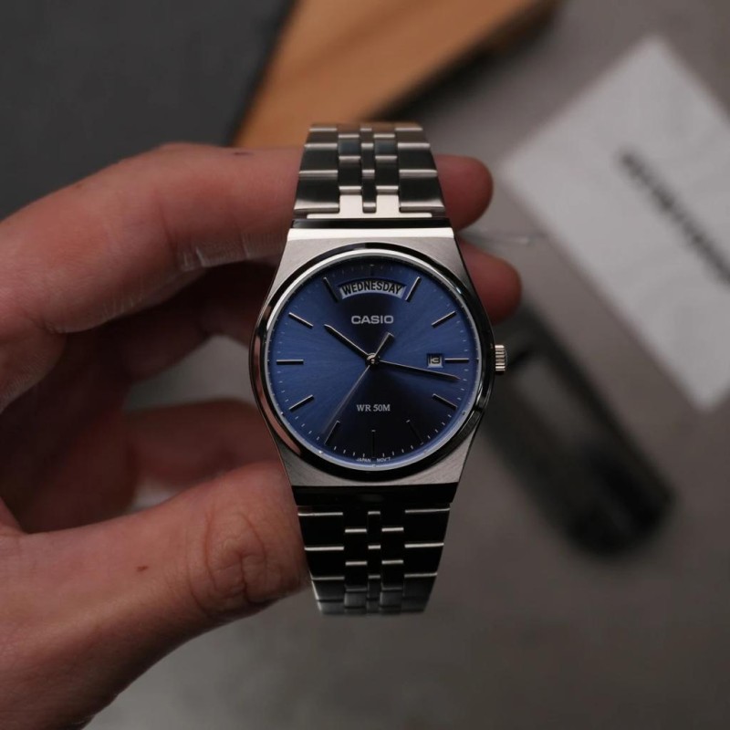 Чоловічий годинник Casio MTP-B146D-2A — класична модель з нержавіючої сталі та синім циферблатом