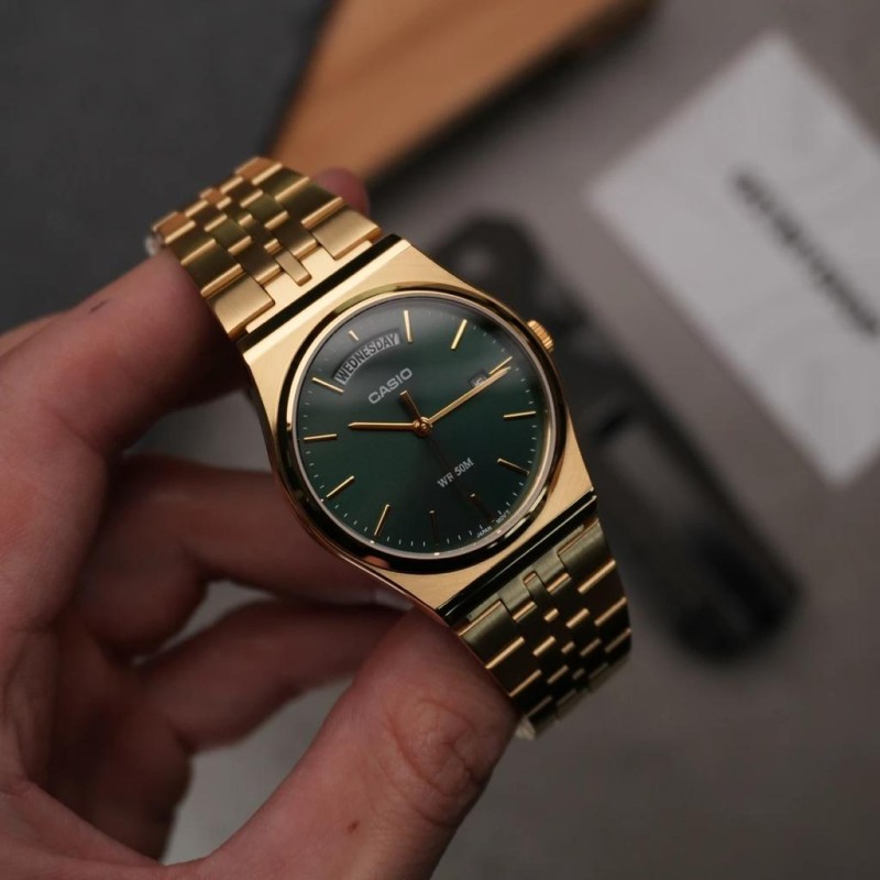 Чоловічий годинник Casio MTP-B146G-3A з зеленим циферблатом та золотистим браслетом