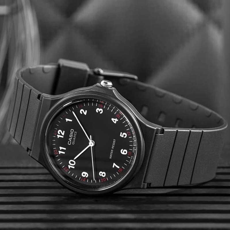 Чоловічий годинник Casio MQ-24-1B з кварцовим механізмом та полімерним корпусом, чорний колір