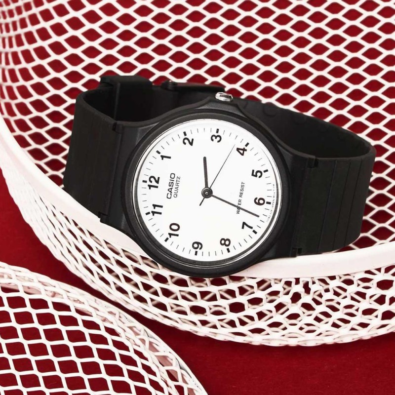 Чоловічий годинник Casio MQ-24-7B класичний з полімерним ремінцем та білим циферблатом