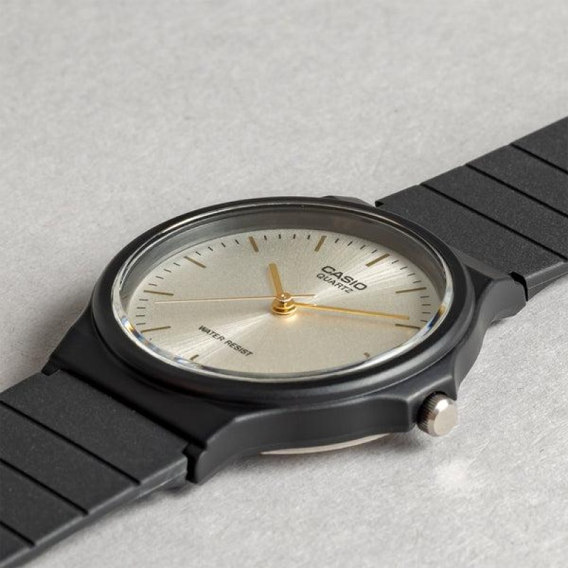 Чоловічий годинник Casio MQ-24-9E — Класична модель з полімерним корпусом та золотистим циферблатом