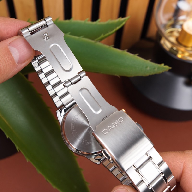 Чоловічий годинник Casio MTP-E515D-2A1 з хронографом та синім циферблатом