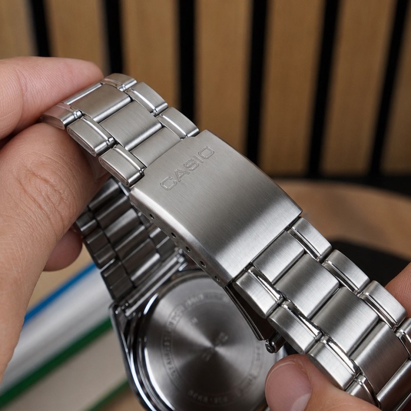 Чоловічий годинник Casio MTP-V006D-1B2 з календарем та металевим браслетом