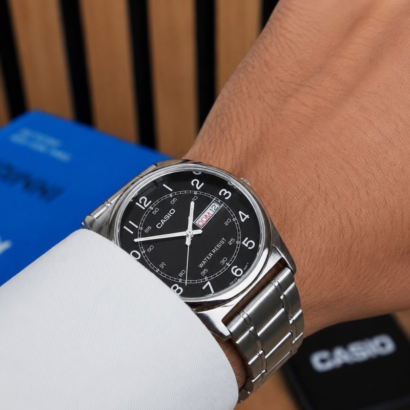 Чоловічий годинник Casio MTP-V006D-1B2 з календарем та металевим браслетом
