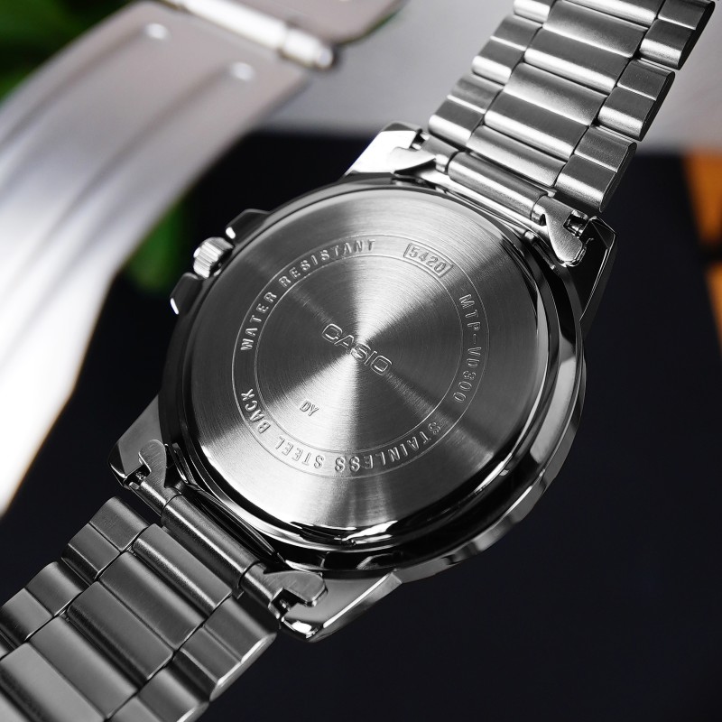 Чоловічий годинник Casio MTP-VD300D-2E — Класичний сталевий дизайн з синім циферблатом та календарем
