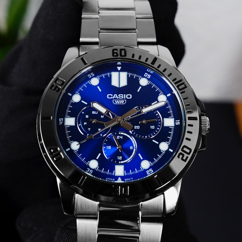 Чоловічий годинник Casio MTP-VD300D-2E — Класичний сталевий дизайн з синім циферблатом та календарем