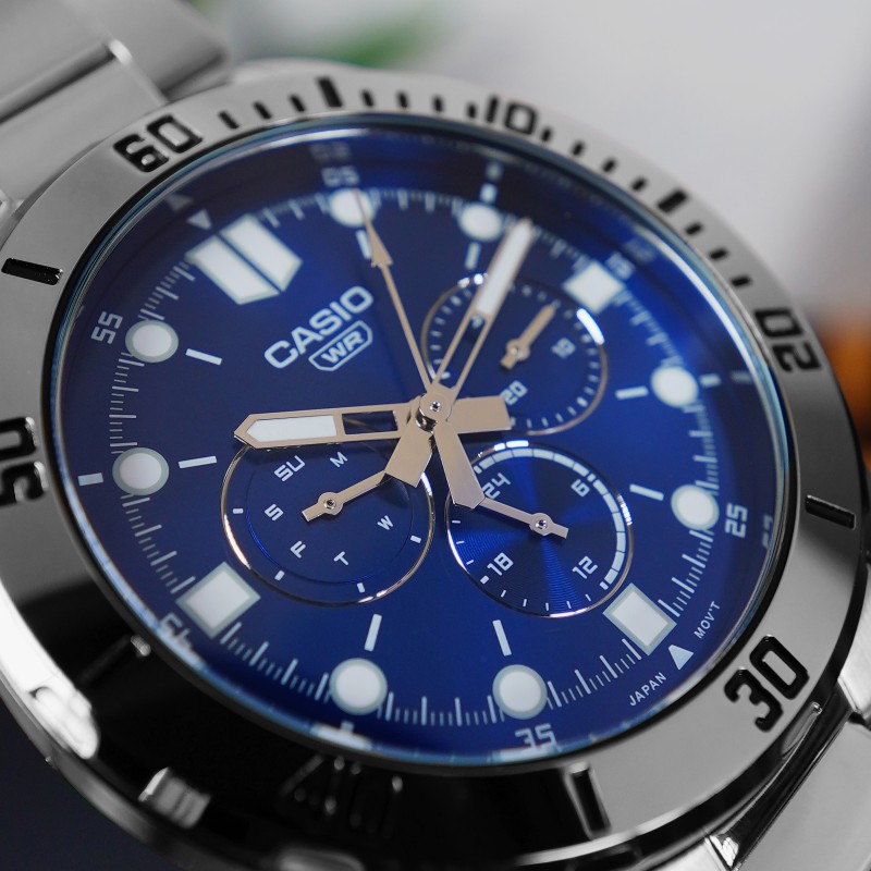 Чоловічий годинник Casio MTP-VD300D-2E — Класичний сталевий дизайн з синім циферблатом та календарем