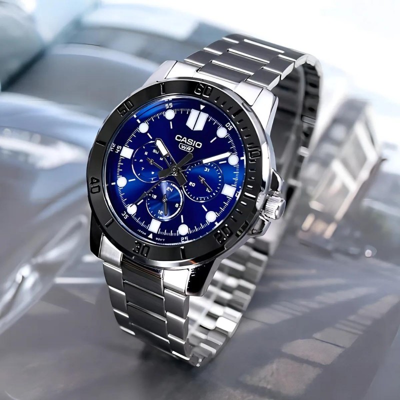 Чоловічий годинник Casio MTP-VD300D-2E — Класичний сталевий дизайн з синім циферблатом та календарем