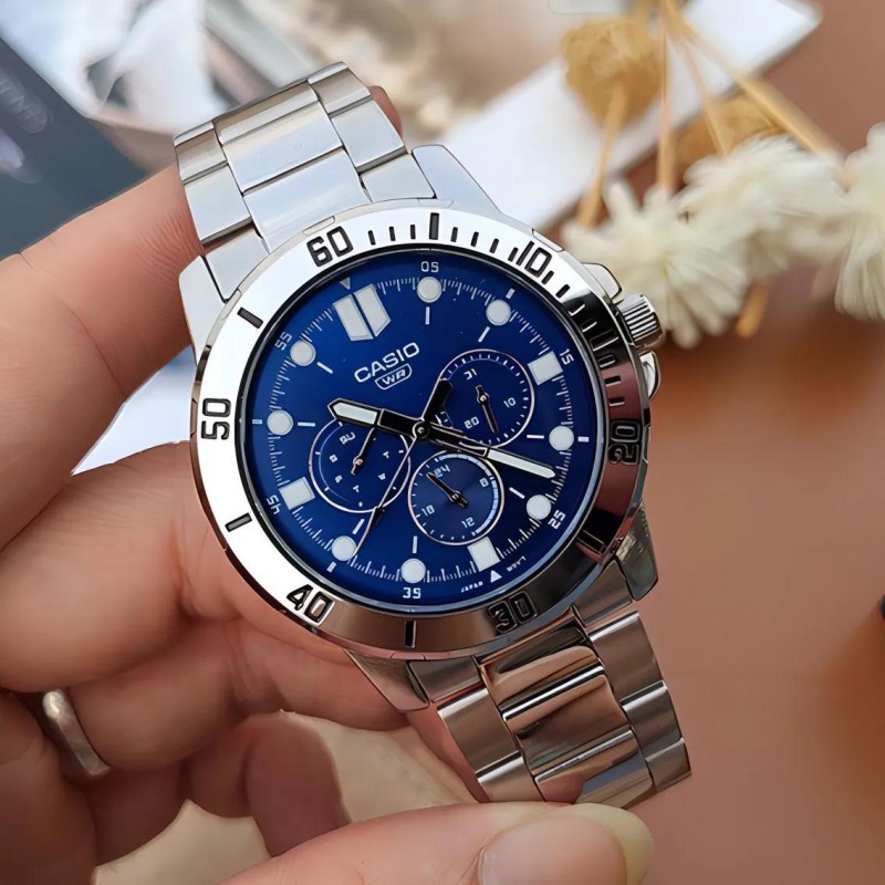 Чоловічий годинник Casio MTP-VD300D-2E — Класичний сталевий дизайн з синім циферблатом та календарем