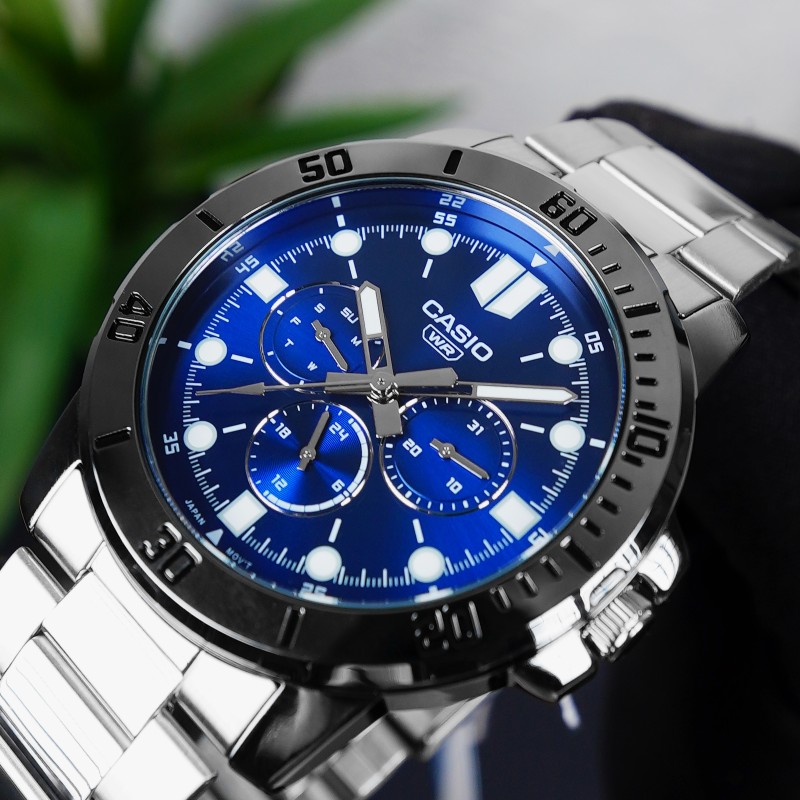 Чоловічий годинник Casio MTP-VD300D-2E — Класичний сталевий дизайн з синім циферблатом та календарем