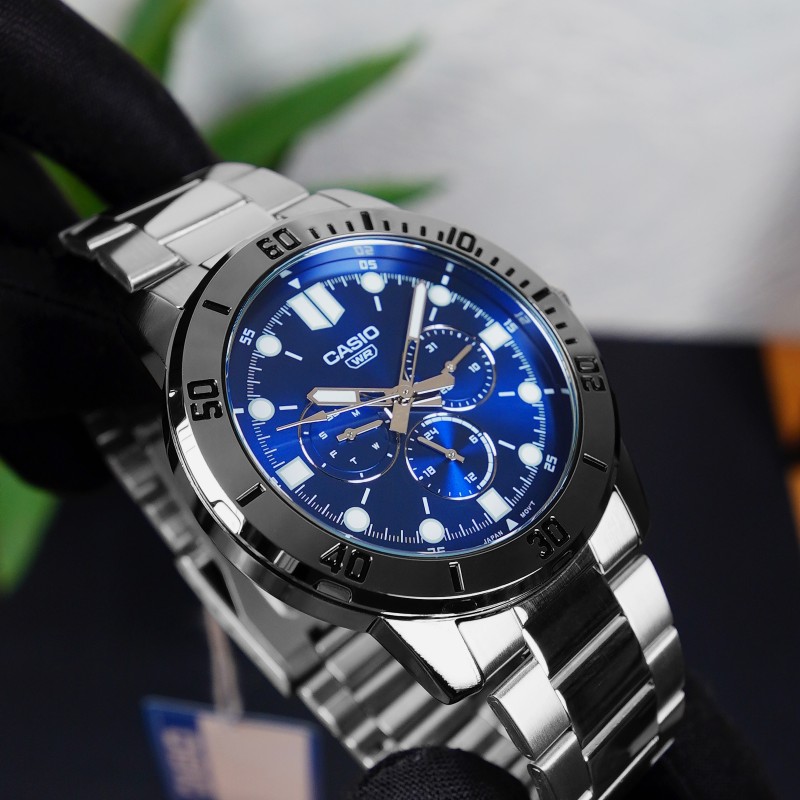 Чоловічий годинник Casio MTP-VD300D-2E — Класичний сталевий дизайн з синім циферблатом та календарем