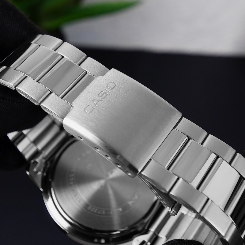 Чоловічий годинник Casio MTP-VD300D-2E — Класичний сталевий дизайн з синім циферблатом та календарем