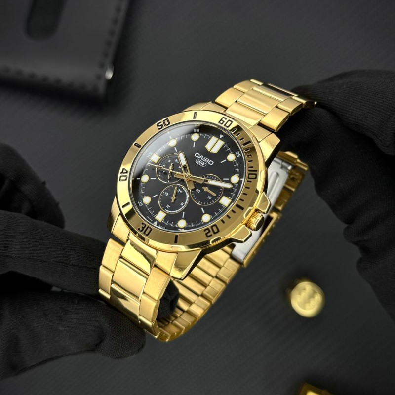 Чоловічий годинник Casio MTP-VD300G-1E золотистий на браслеті з багатофункціональним циферблатом