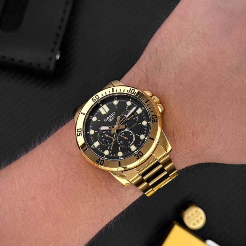 Чоловічий годинник Casio MTP-VD300G-1E золотистий на браслеті з багатофункціональним циферблатом