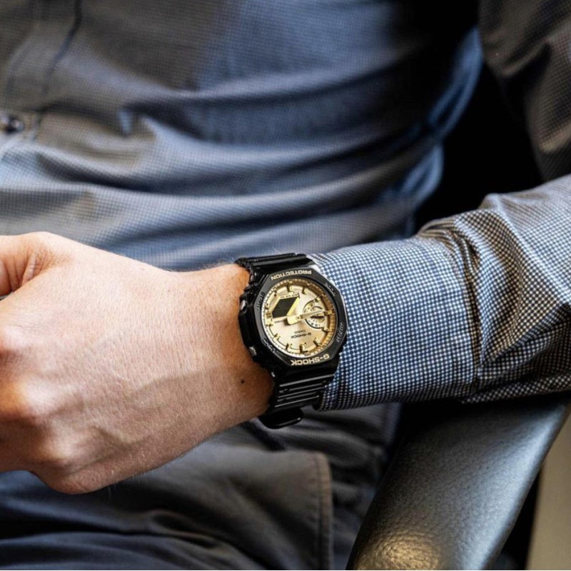Мужские часы Casio G-SHOCK GA-2100GB-1A с водозащитой 20 ATM и золотистым циферблатом