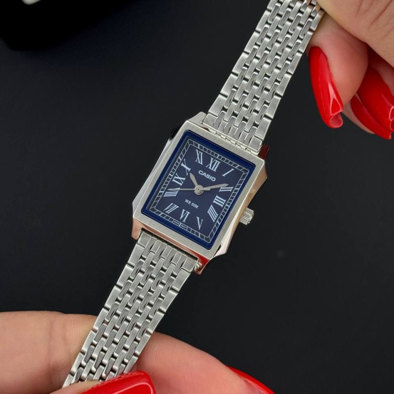 Жіночий годинник Casio LTP-B190D-2B з синім циферблатом та сталевим браслетом