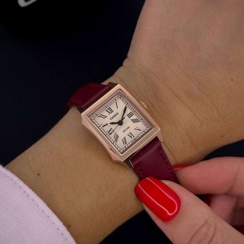Жіночий годинник Casio LTP-B190RGL-4B – Класична модель у корпусі кольору рожеве золото з червоним шкіряним ремінцем